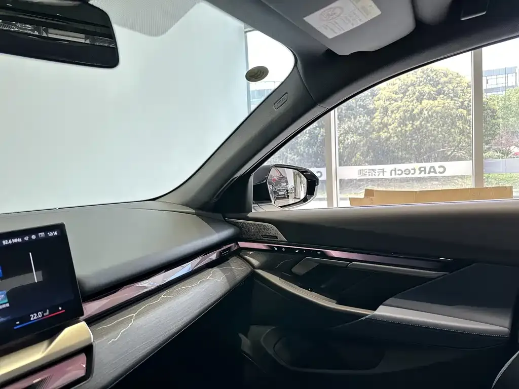 BMW 5 Series 2025 из CN, фото 8