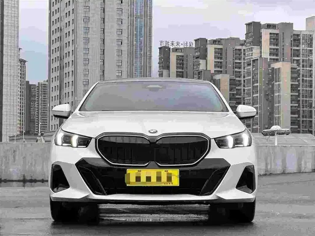BMW 5 Series — фото 1