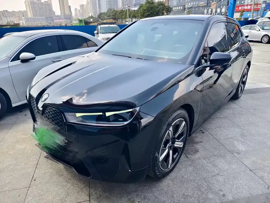 BMW iX — фото 1