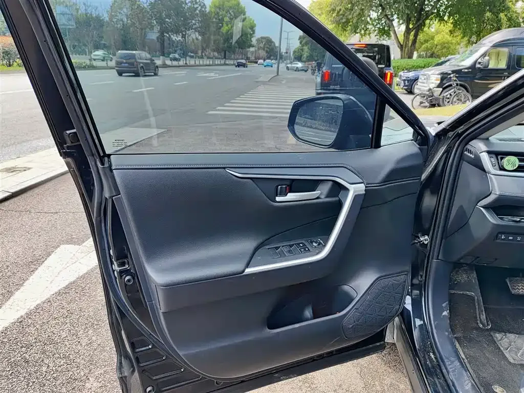 Toyota Wildlander 2022 из CN, фото 6