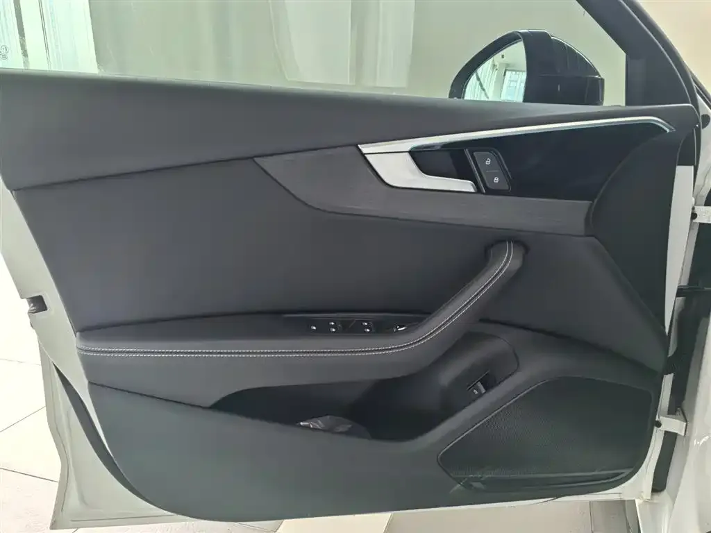 Audi A4L 2023 из CN, фото 2