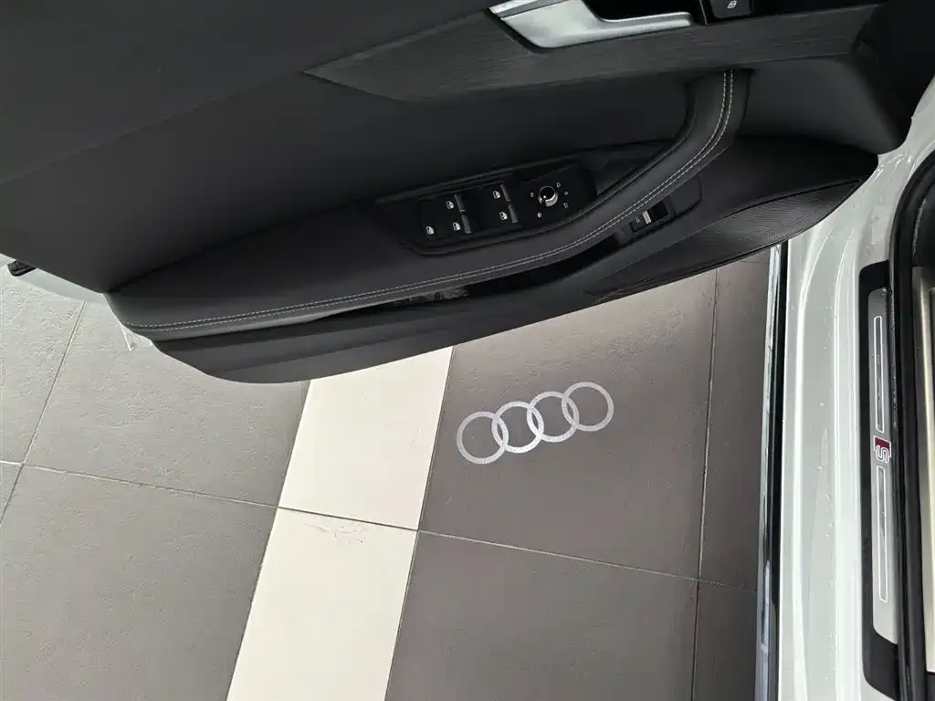 Audi A4L 2023 из CN, фото 5