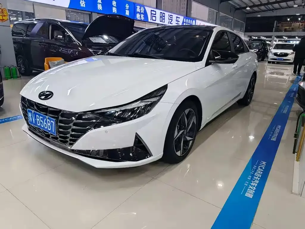 Hyundai Elantra — фото 1