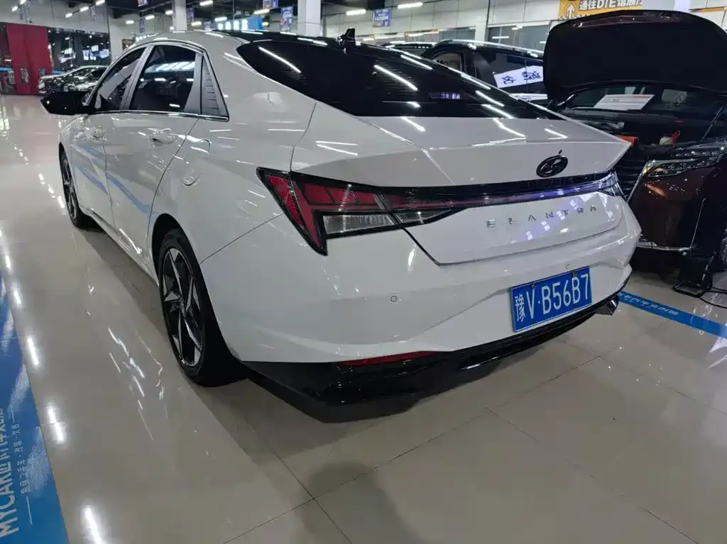 Hyundai Elantra — фото 10