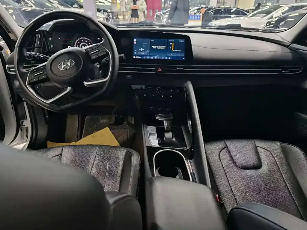 Hyundai Elantra — фото 2
