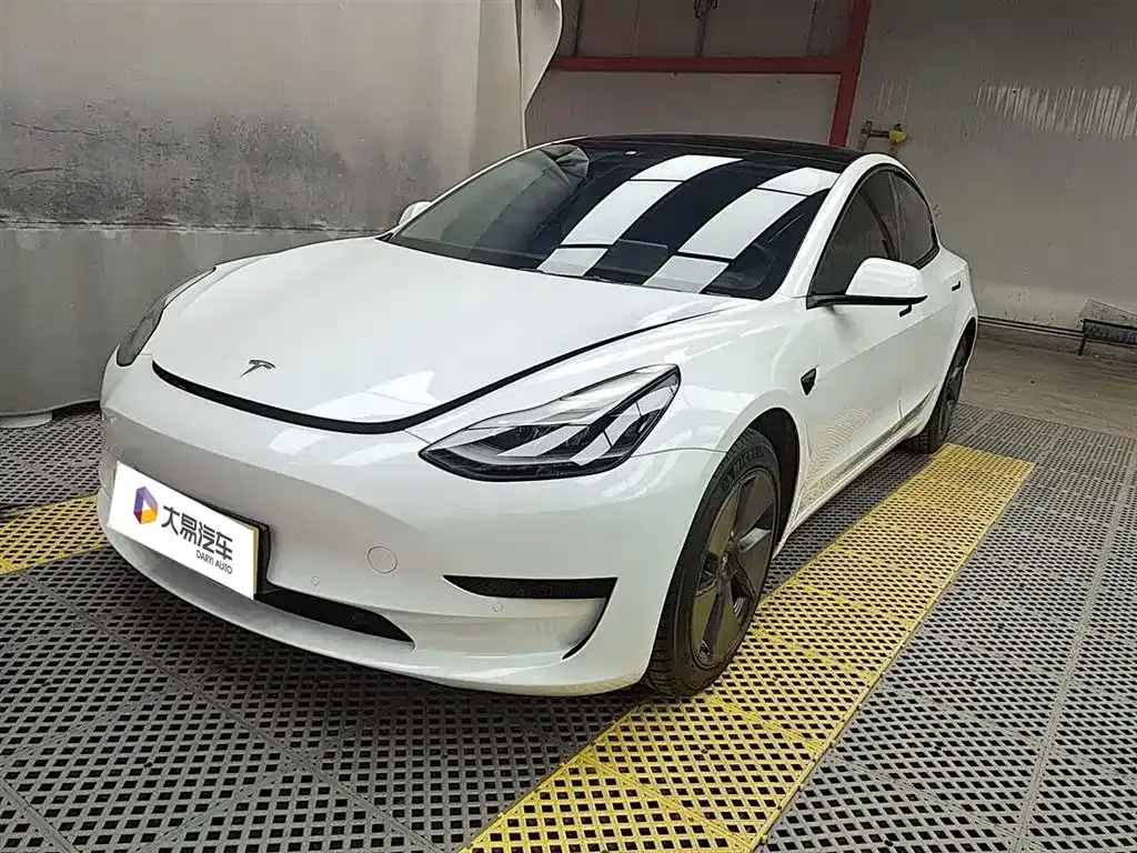 Tesla Model 3 — фото 1
