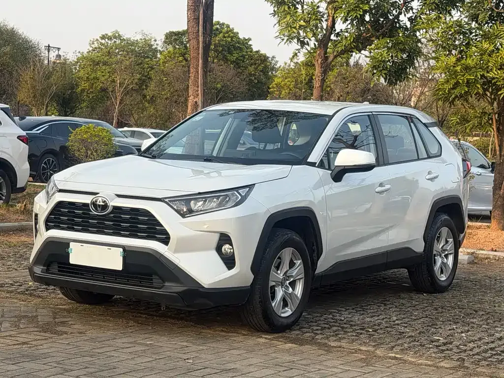 Toyota RAV4 — фото 1