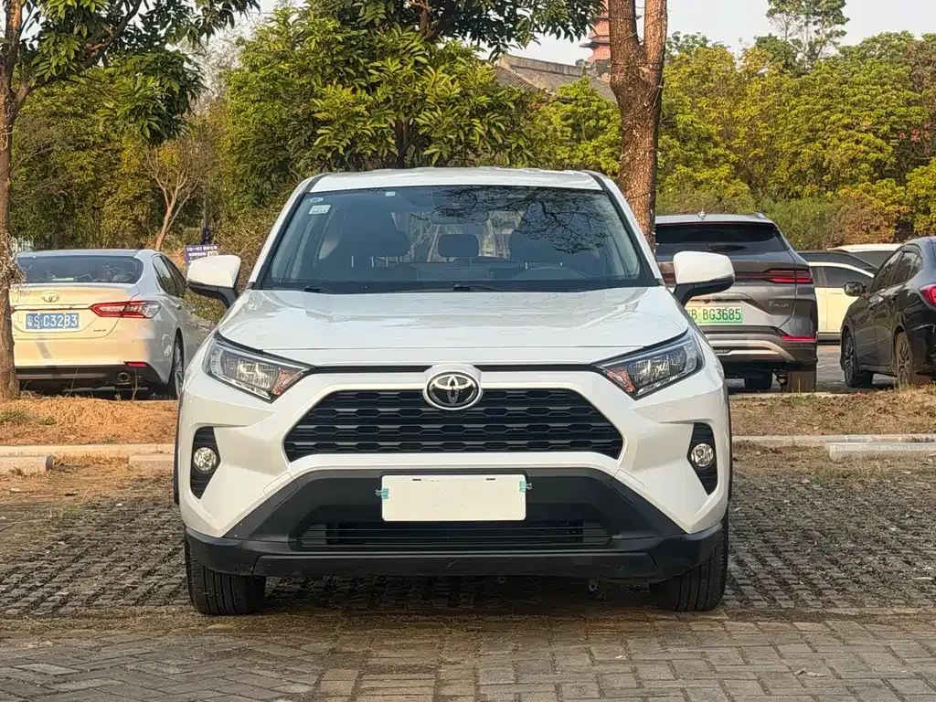 Toyota RAV4 — фото 8