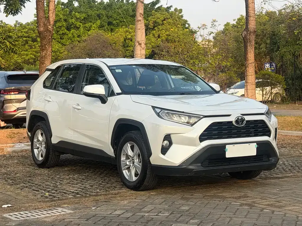 Toyota RAV4 — фото 9