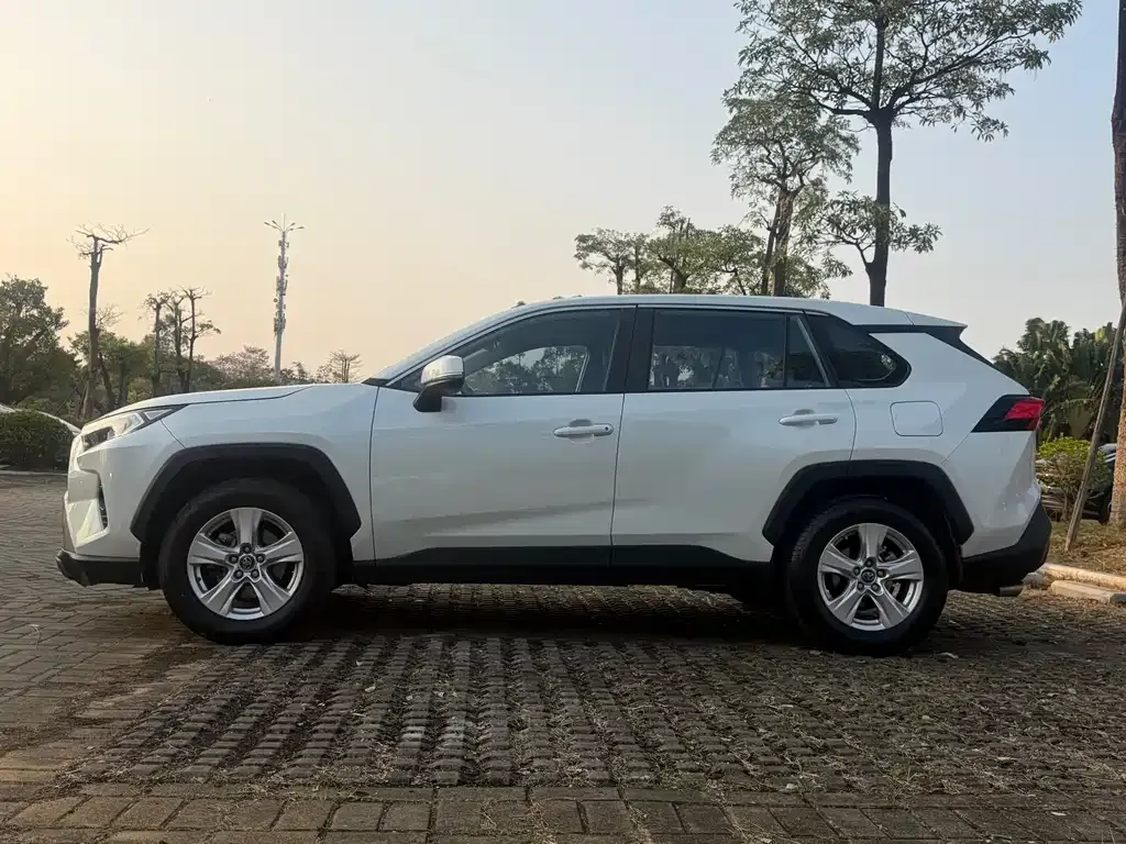 Toyota RAV4 — фото 4