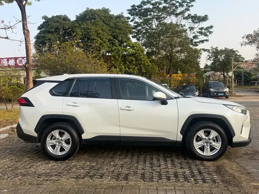 Toyota RAV4 — фото 7