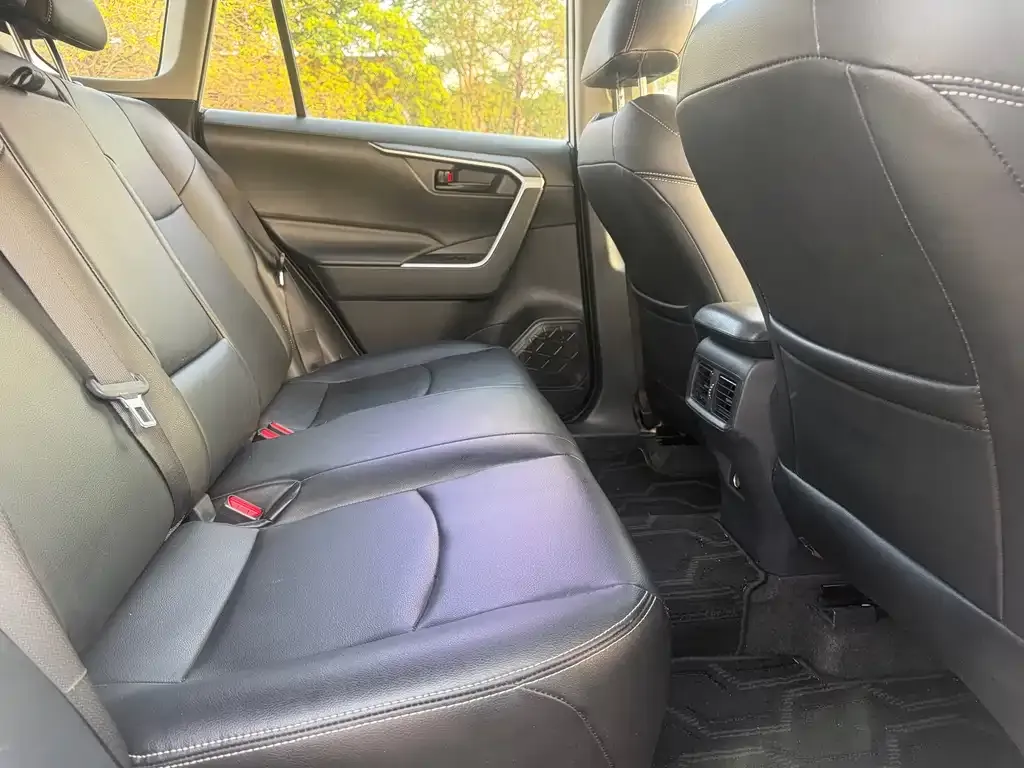 Toyota RAV4 — фото 3