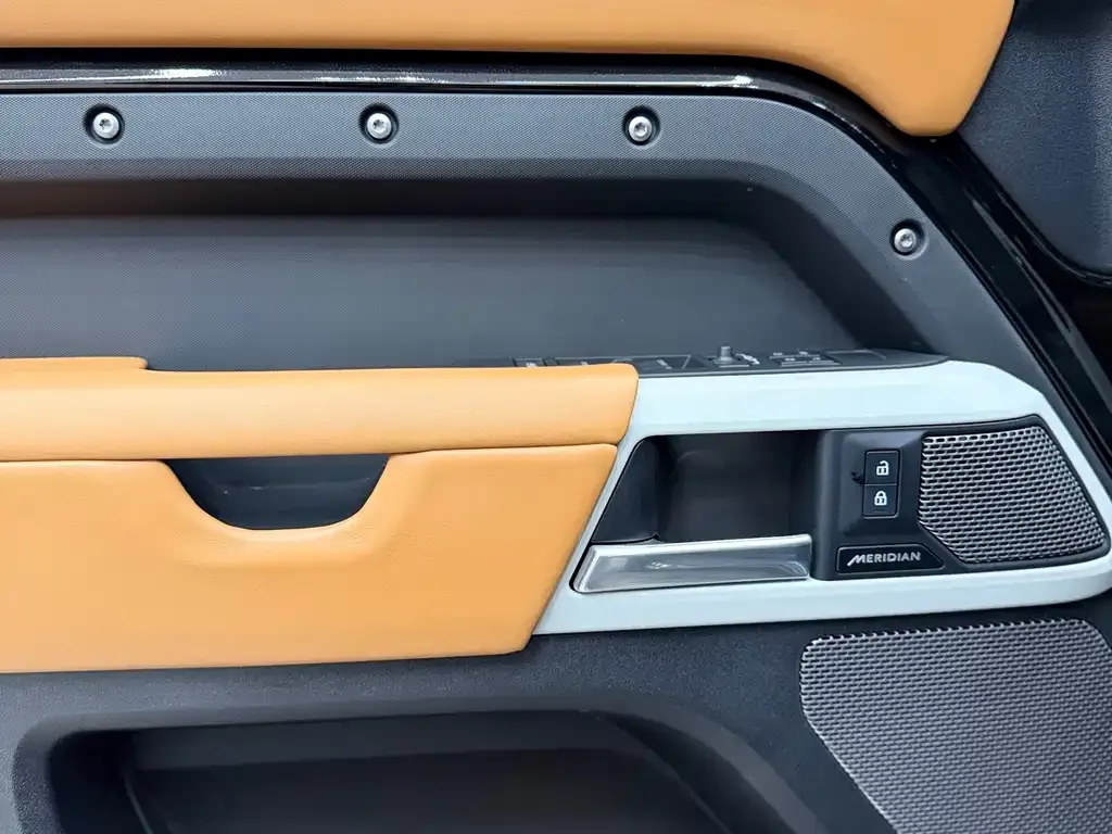 Land Rover Defender — фото 10