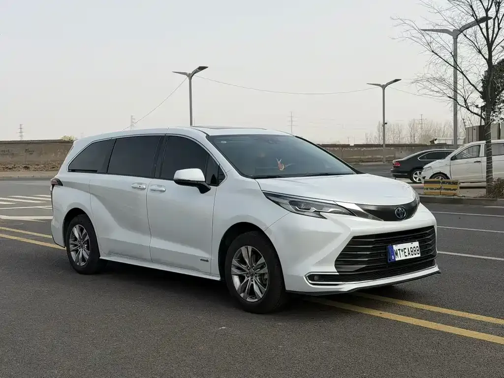 Toyota Sienna 2024 из CN, фото 2