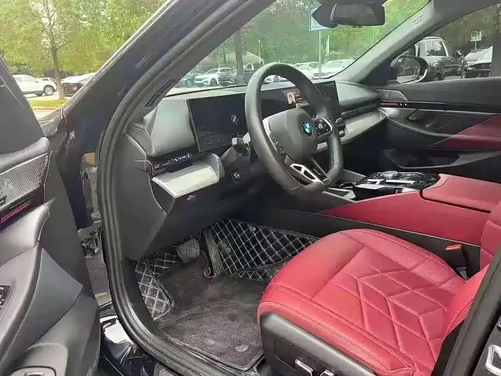 BMW 5 Series 2025 из CN, фото 4