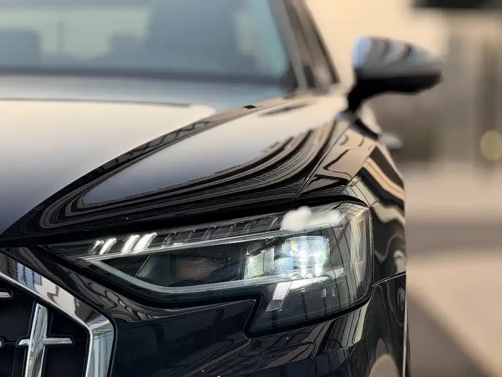Audi A8 — фото 3