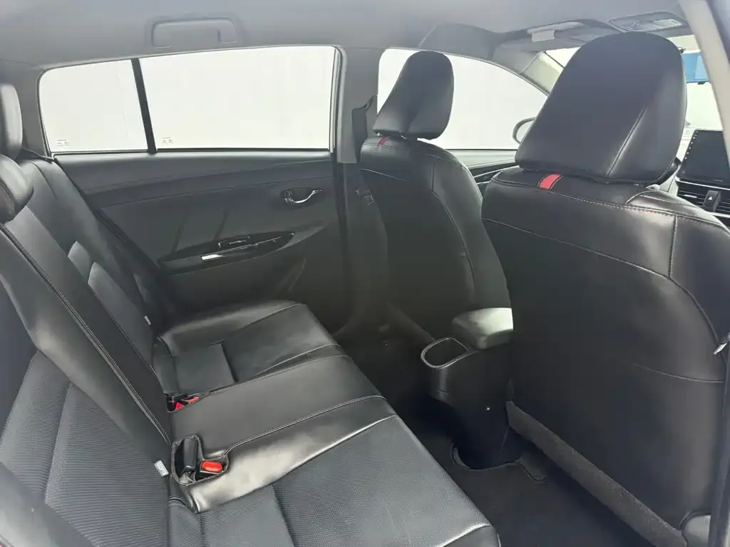 Toyota Yaris L — фото 10