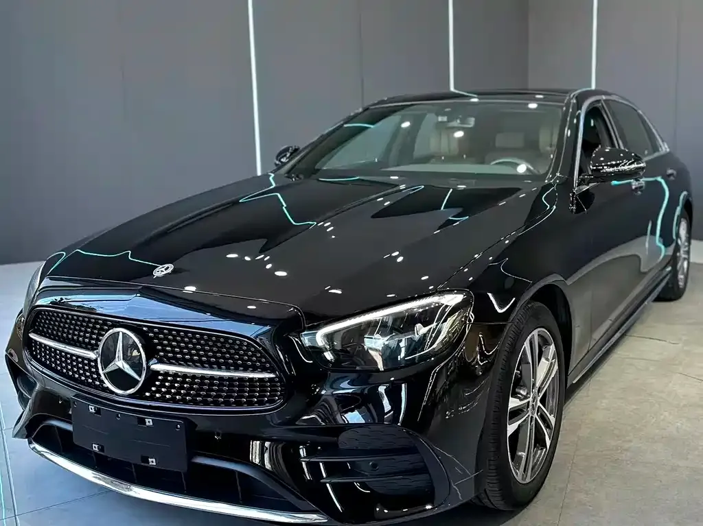 Mercedes-Benz E-Class — фото 1