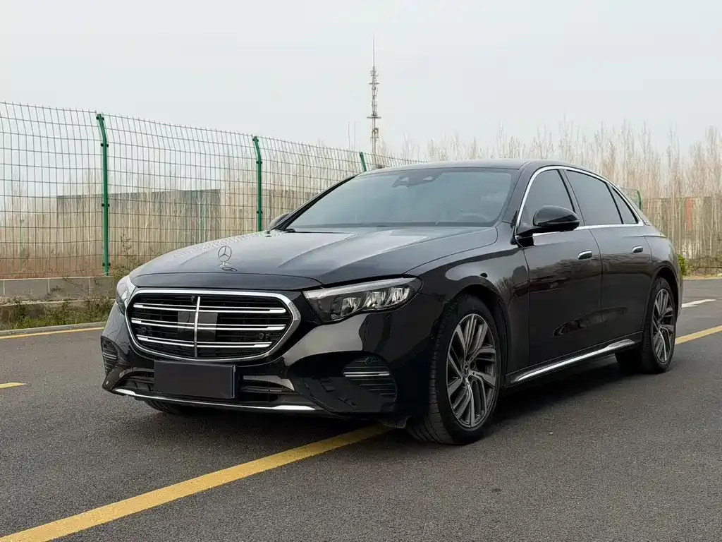 Mercedes-Benz E-Class — фото 1