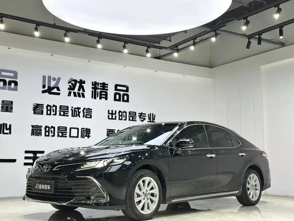 Toyota Camry — фото 1
