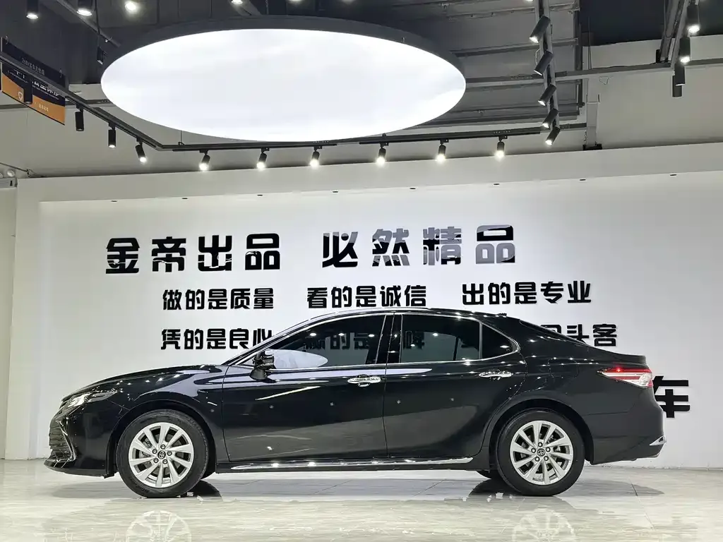 Toyota Camry — фото 10