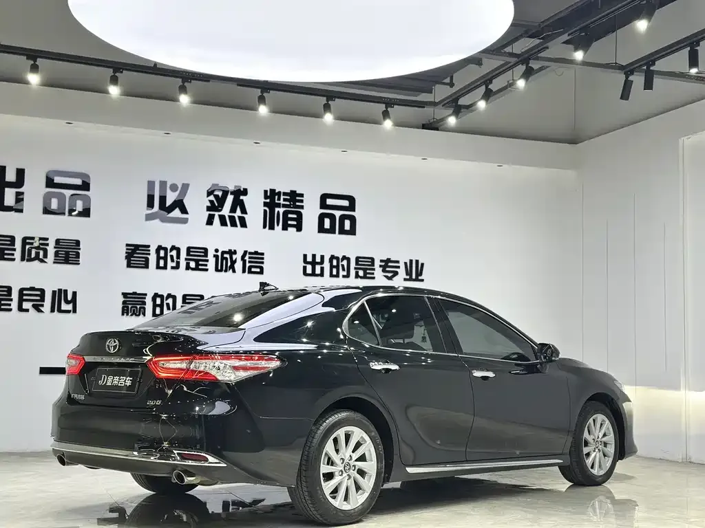 Toyota Camry — фото 5