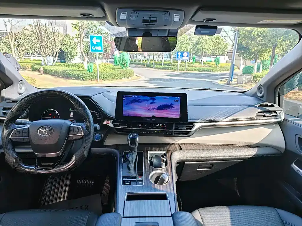 Toyota Granvia 2023 из CN, фото 9