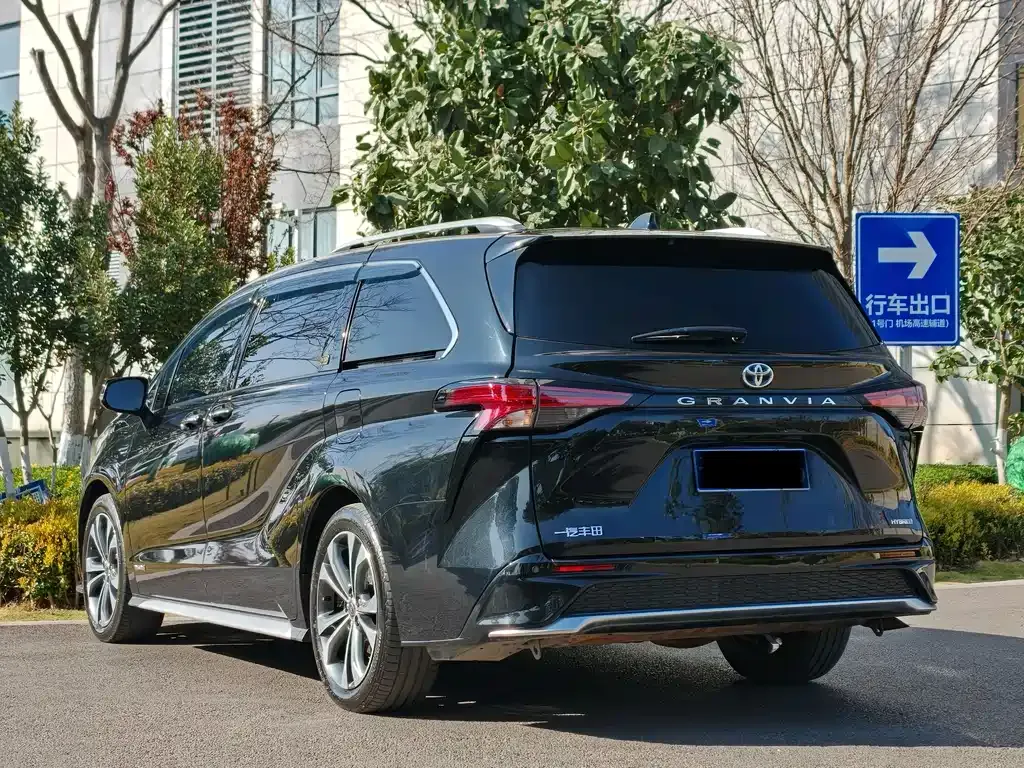 Toyota Granvia 2023 из CN, фото 5