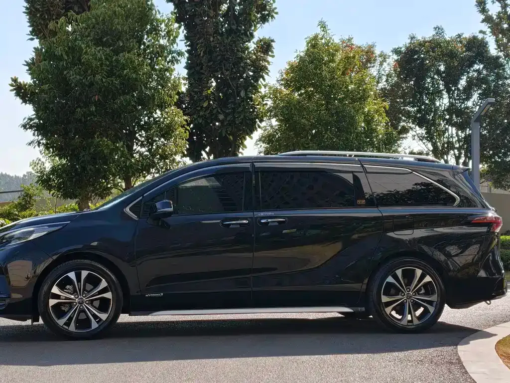 Toyota Granvia 2023 из CN, фото 3