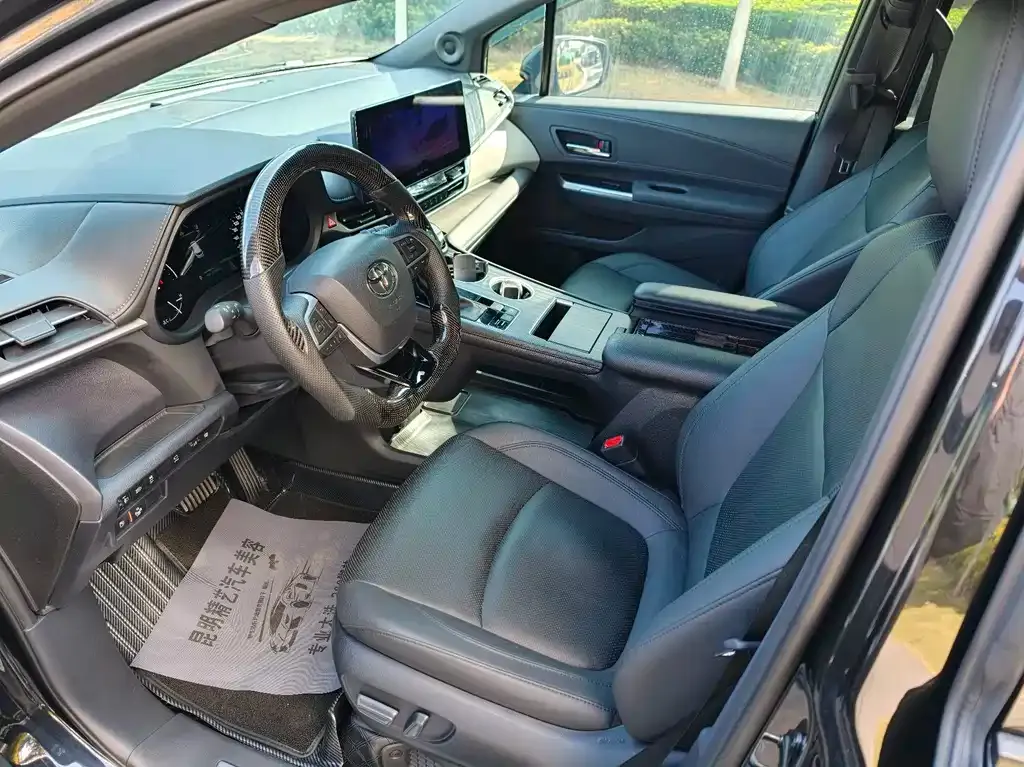 Toyota Granvia 2023 из CN, фото 2