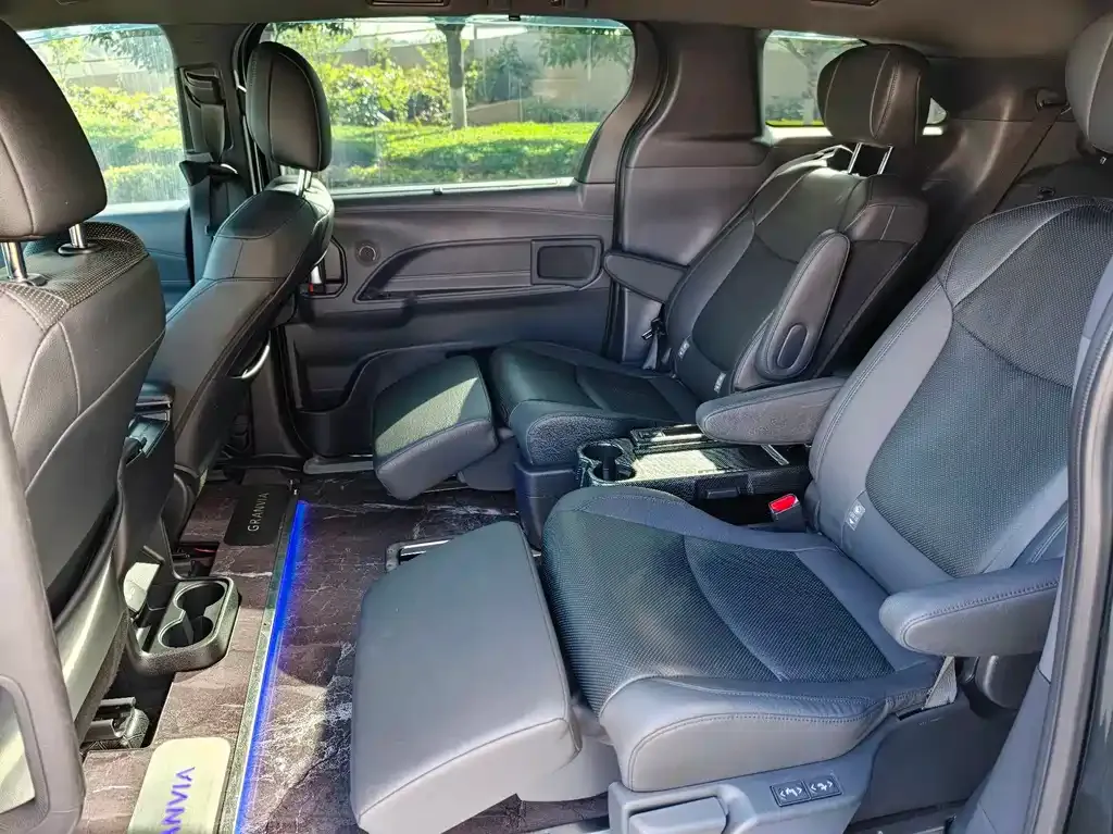 Toyota Granvia 2023 из CN, фото 4