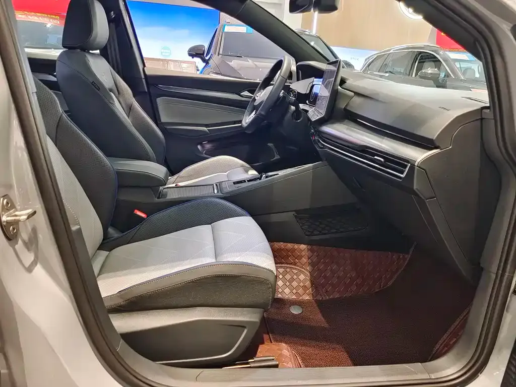 Volkswagen Golf 2025 из CN, фото 4