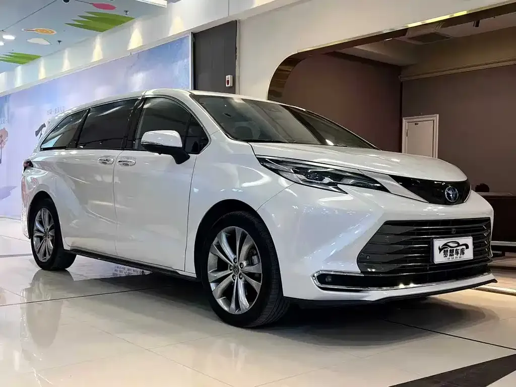 Toyota Sienna 2023 из CN, фото 2