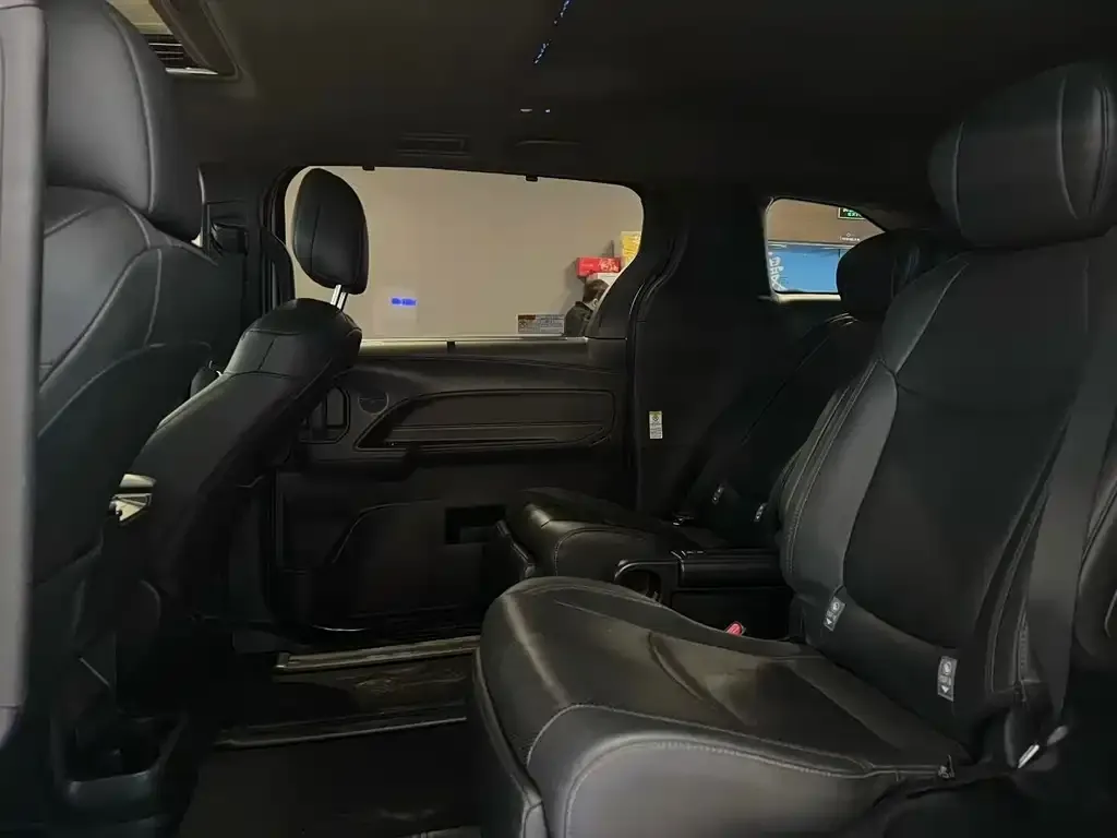 Toyota Sienna 2023 из CN, фото 5