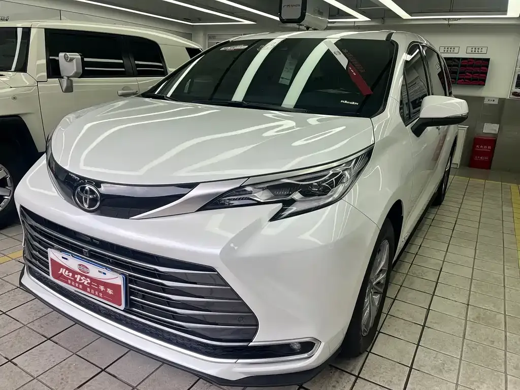 Toyota Sienna 2024 из CN, фото 1