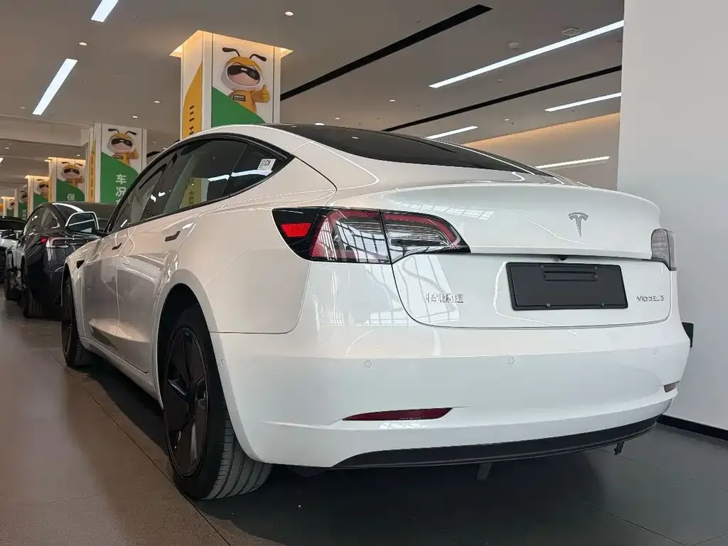 Tesla Model 3 — фото 4