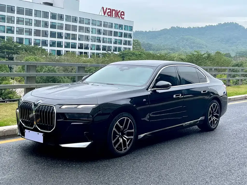 BMW 7 Series — фото 1