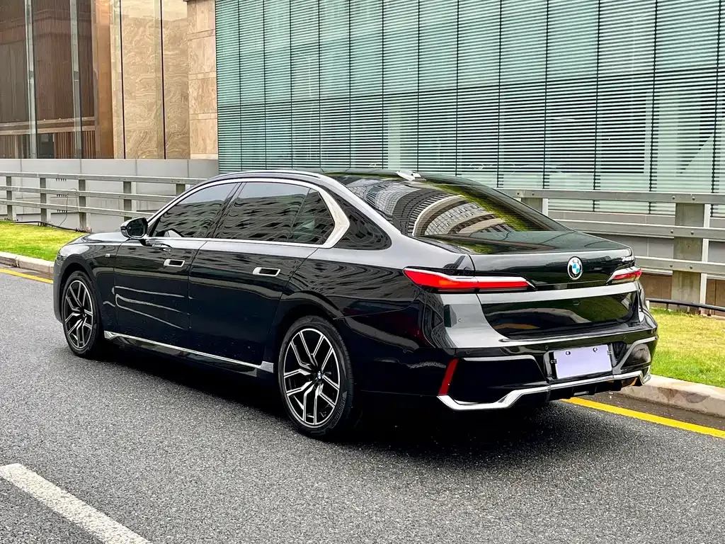 BMW 7 Series — фото 10