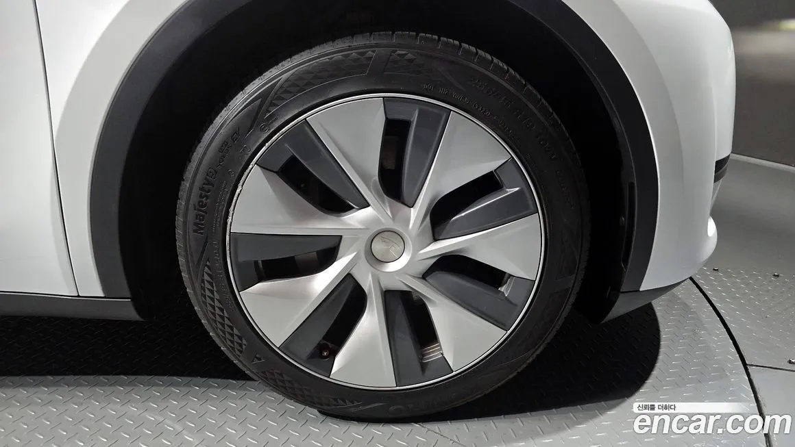 Tesla Model Y — фото 9