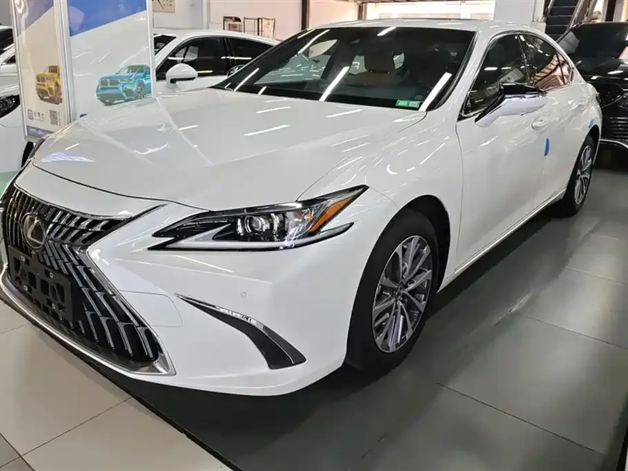 Lexus ES — фото 1