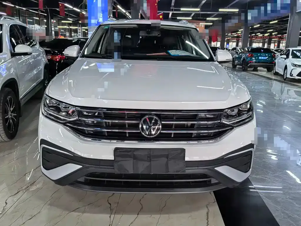 Volkswagen Tiguan L — фото 2