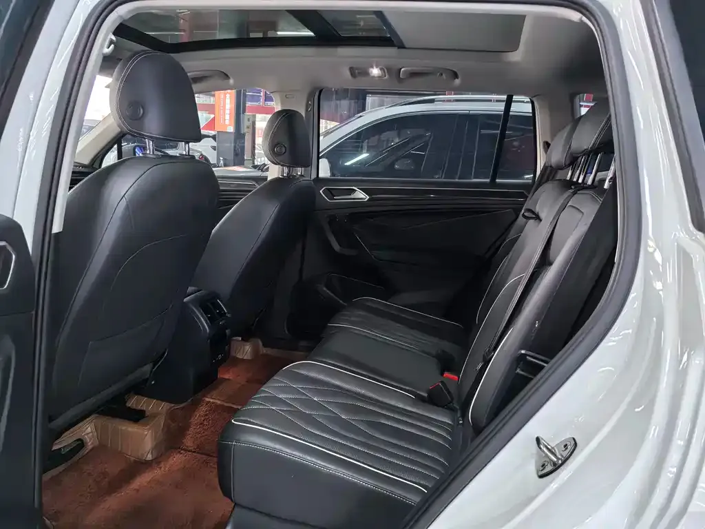 Volkswagen Tiguan L — фото 9