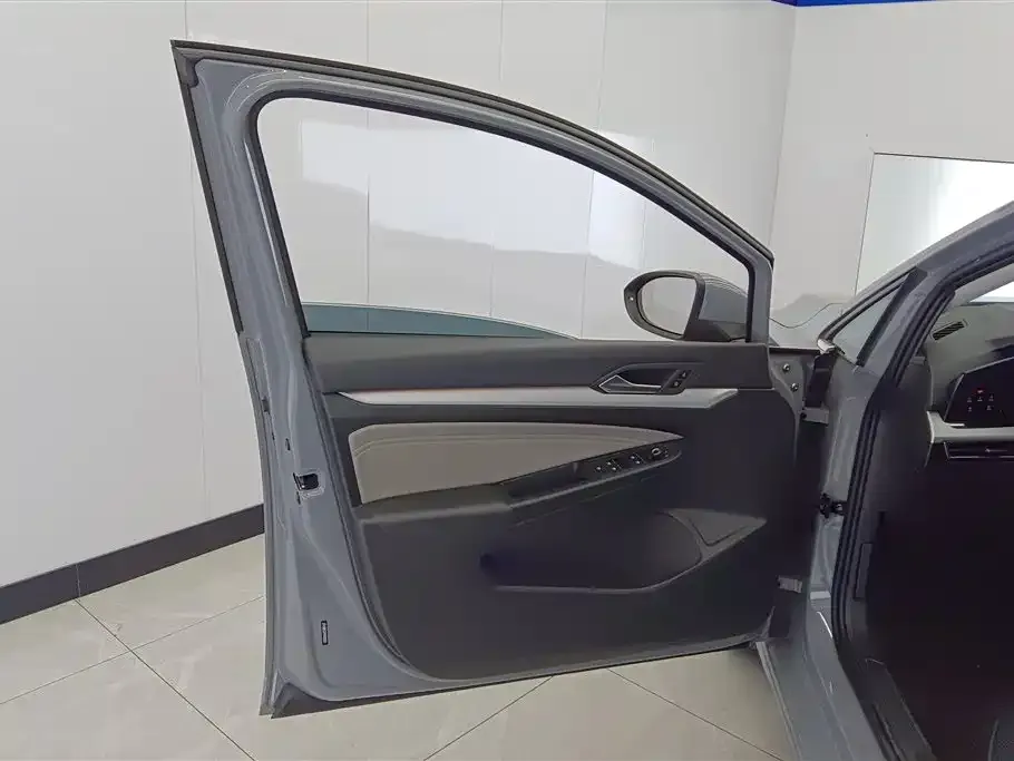 Volkswagen Golf 2024 из CN, фото 9