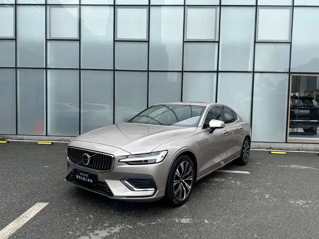 Volvo S60 — фото 1