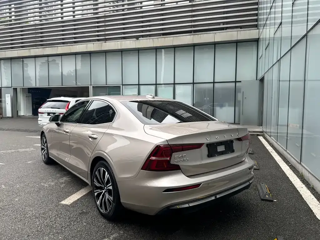 Volvo S60 — фото 10