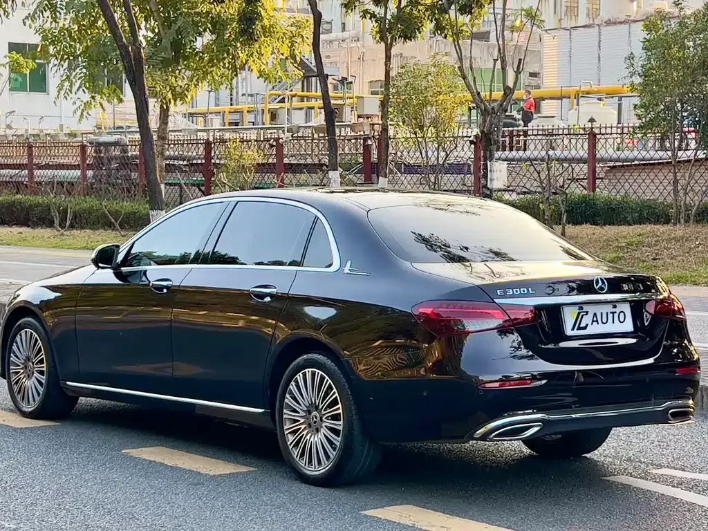 Mercedes-Benz E-Class — фото 10