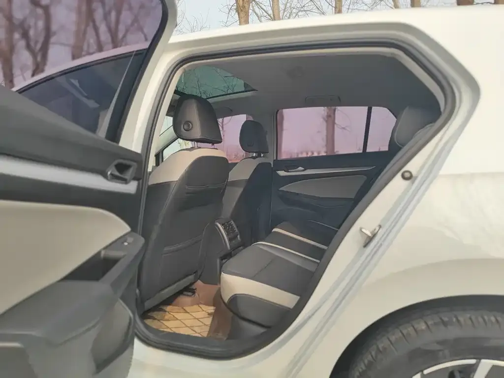Volkswagen Golf 2021 из CN, фото 2