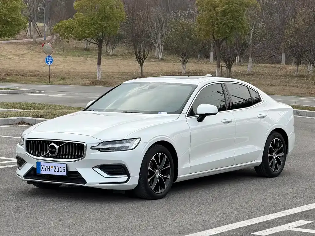 Volvo S60 — фото 1