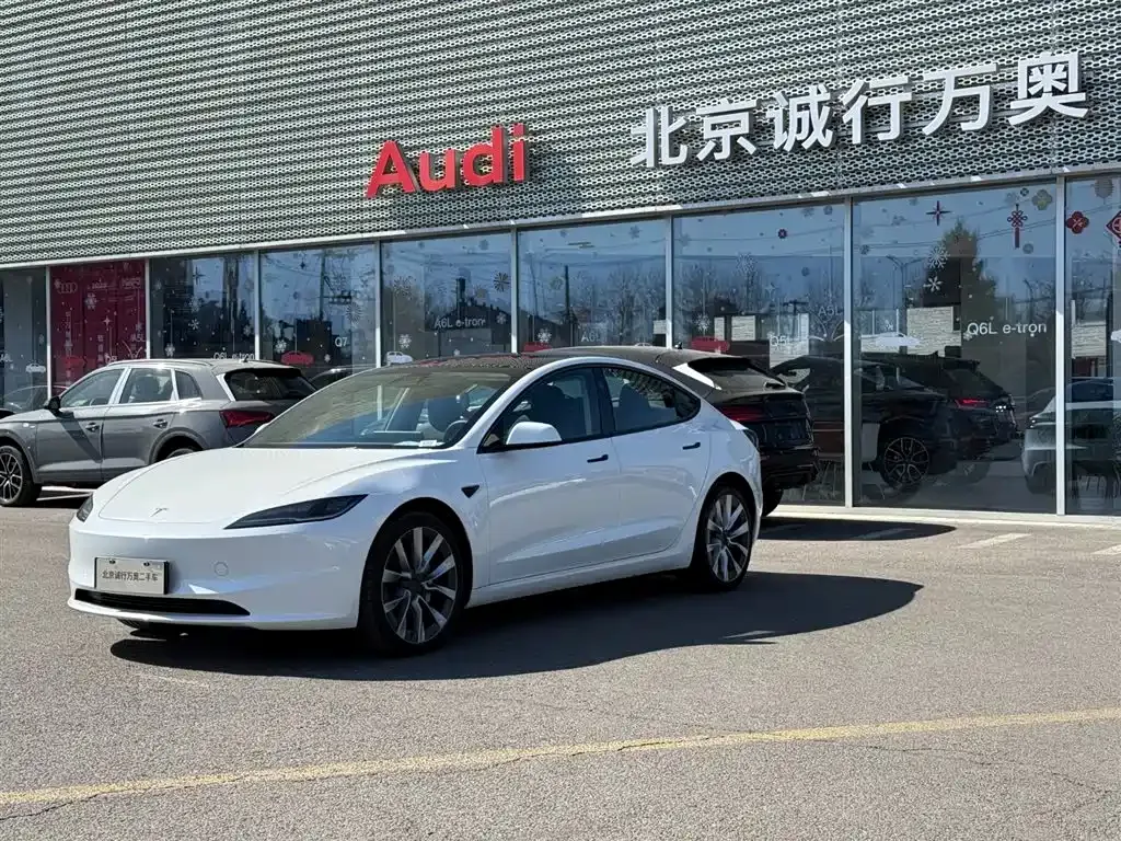 Tesla Model 3 — фото 1