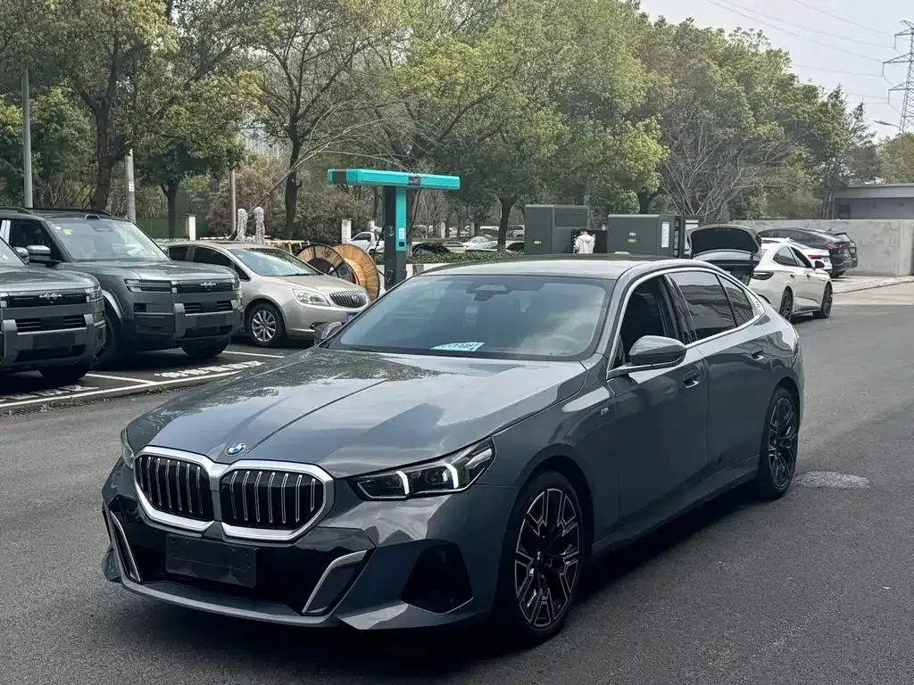 BMW 5 Series — фото 1